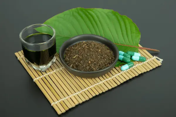 Kratom leaves, tea, pills and powder